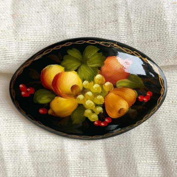 Vintage Russian Lacquer Hand Painted Fruit Brooch/Pin Black Oval Signed - Picture 1 of 7